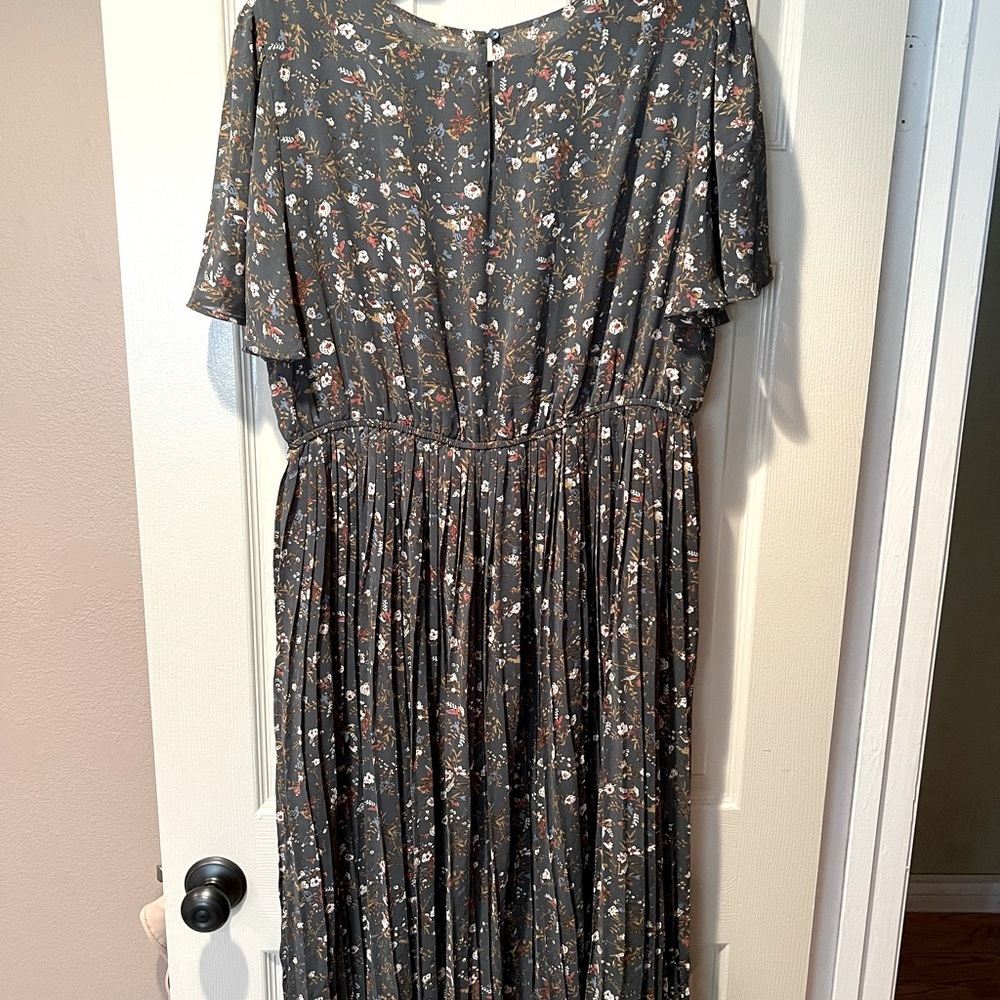 Evelyn Pleated Dress in Dark Teal